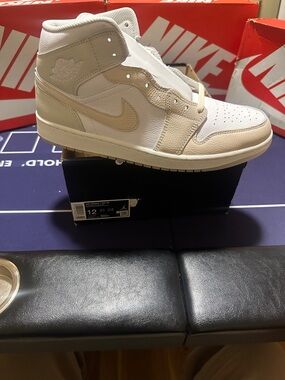 Nike Air Jordan 1 Mid - White & Cream